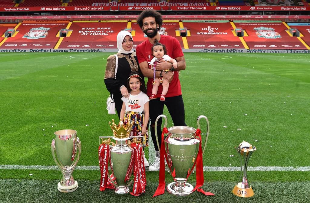 Esposa do jogador Salah mantém tradição mesmo quando vai ao estádio